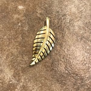 Jennifer Meyer Leaf Pendant